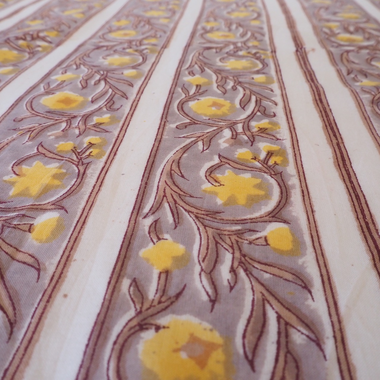 ブロックプリント生地【50cm単位】インド綿  ストライプ柄 グレージュ×黄色×薄茶 #16826-YL3