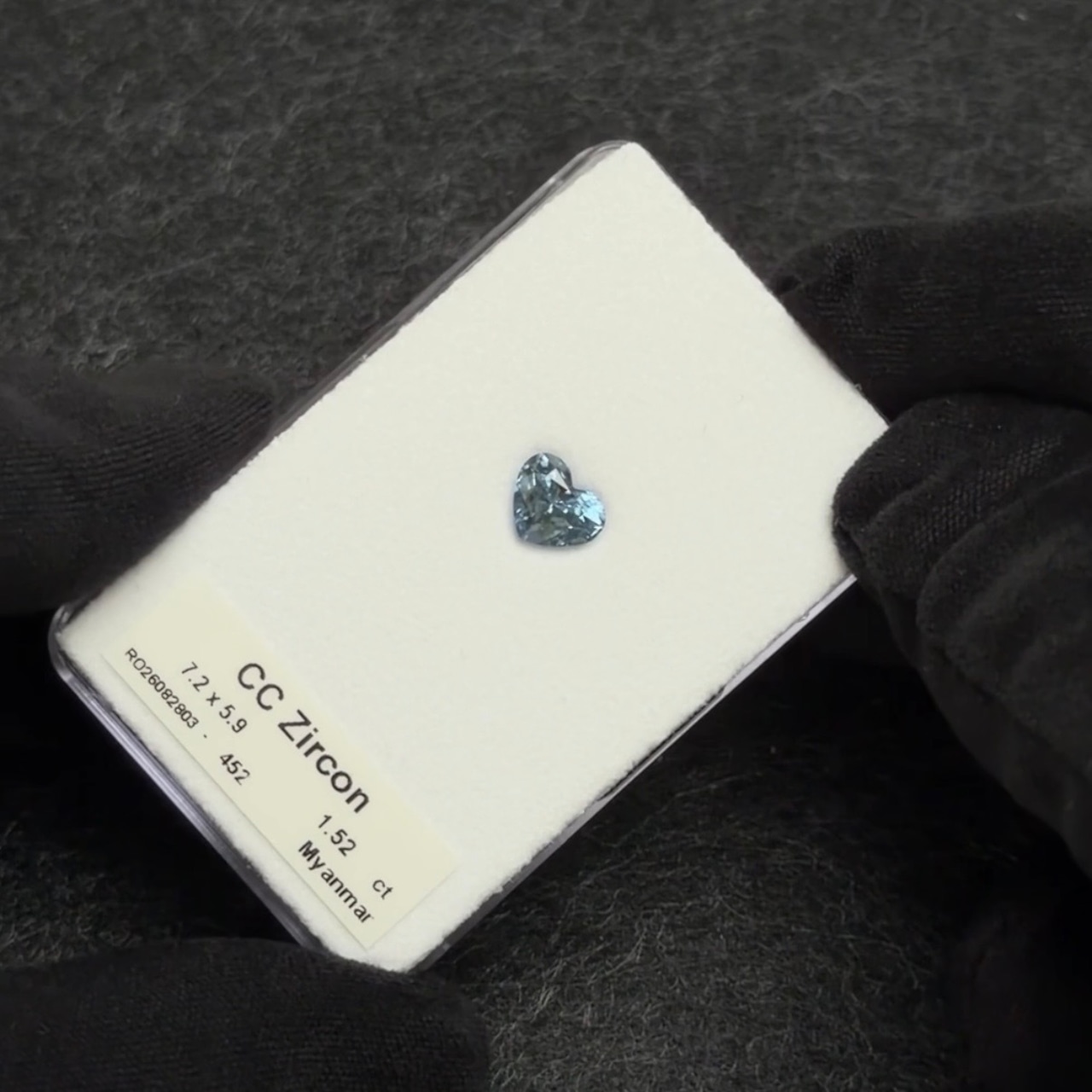 カラーチェンジジルコン 7.2x5.9mm, 1.52ct, ミャンマー産