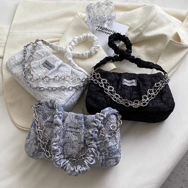 バッグ カバン レディース ショルダー 斜めがけ 肩がけ スクエア 四角 ポケット ファスナー チェーン 凹凸 大人可愛い きれいめ カジュアル お洒落 レトロ こなれ感 キュート 存在感 抜け感 華やか 個性的 フェミニン 休日感 ハイエンド ドレッシー 大人女子 お茶目 ナチュラル ヴィンテージ 無地 デート お出かけ パーティー 旅行 女子会 休日 お呼ばれ 普段使い 韓国 格上げ アクセント 春 夏 秋 冬 シーズンレス ジャストサイズ 白 黒 青 水色 ホワイト ブラック ブルー 大人カラー