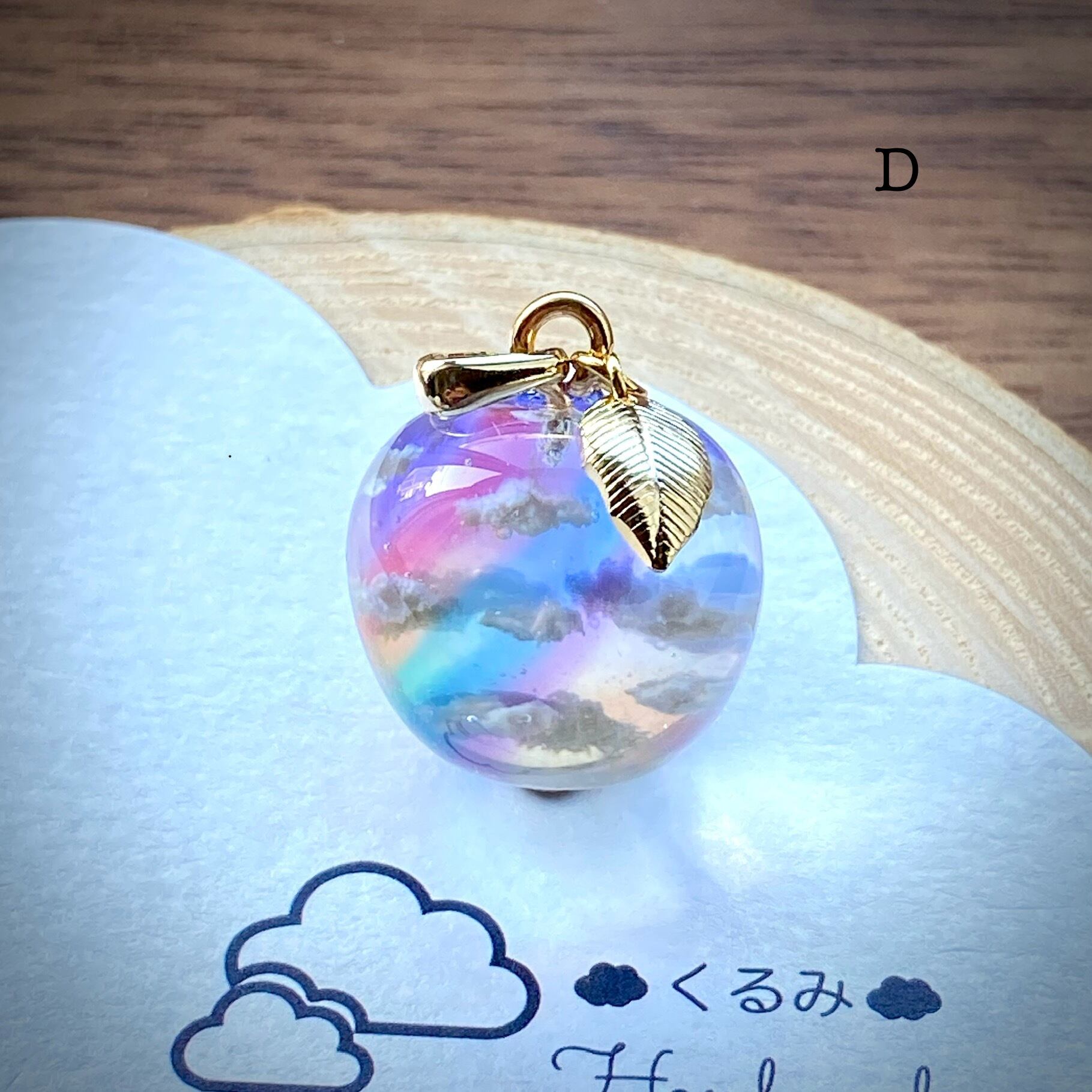 空&雲ペンダント りんご型 夕暮れ空にかかる虹 D