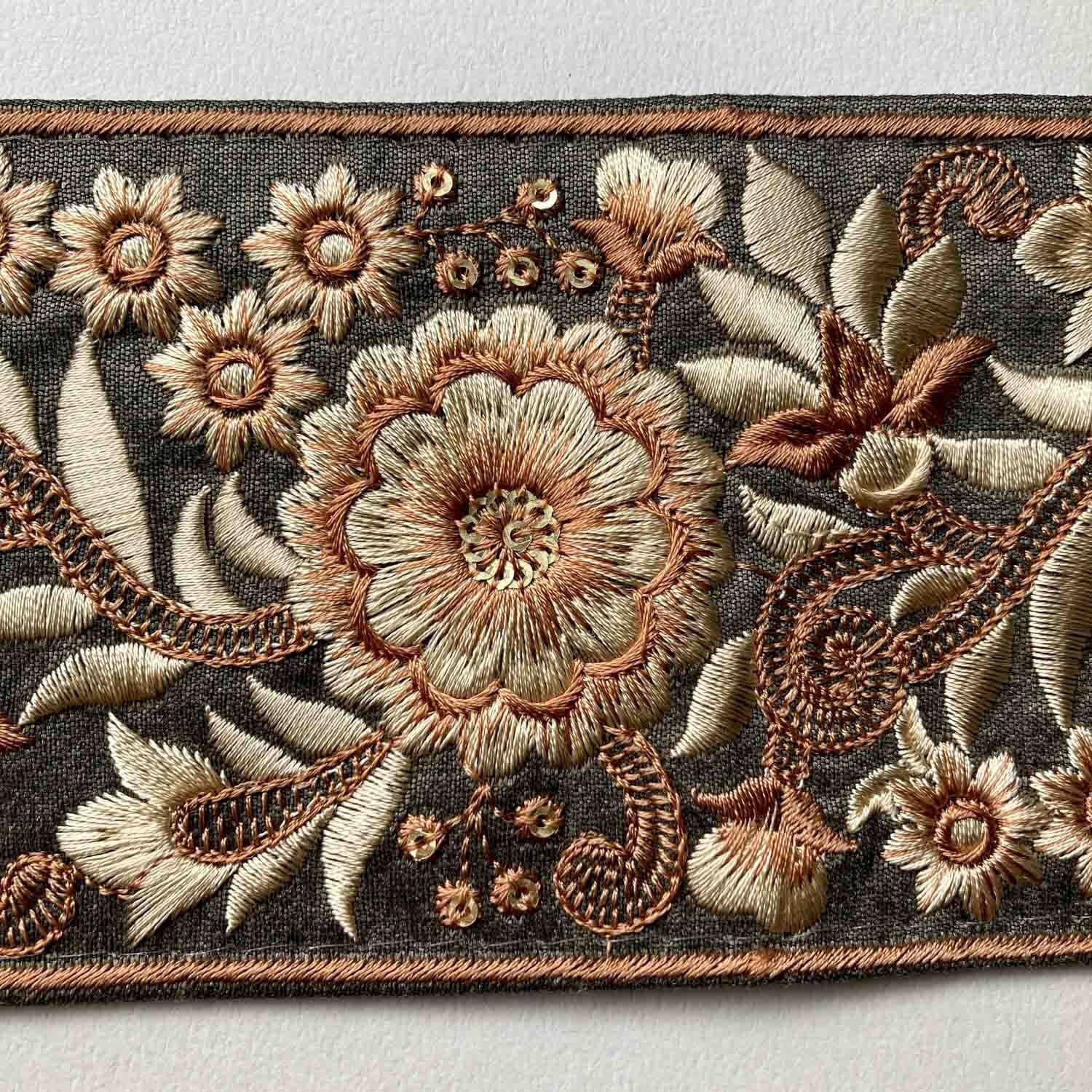 再入荷〉くるんと茎とベージュお花模様のインド刺繍リボン（1mカット