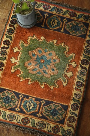 1044 -Vintage Turkmen rug