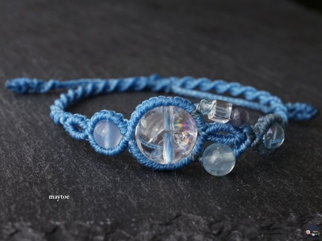虹の見える青空～ レインボー水晶（アイリスクォーツ）のマクラメブレスレット