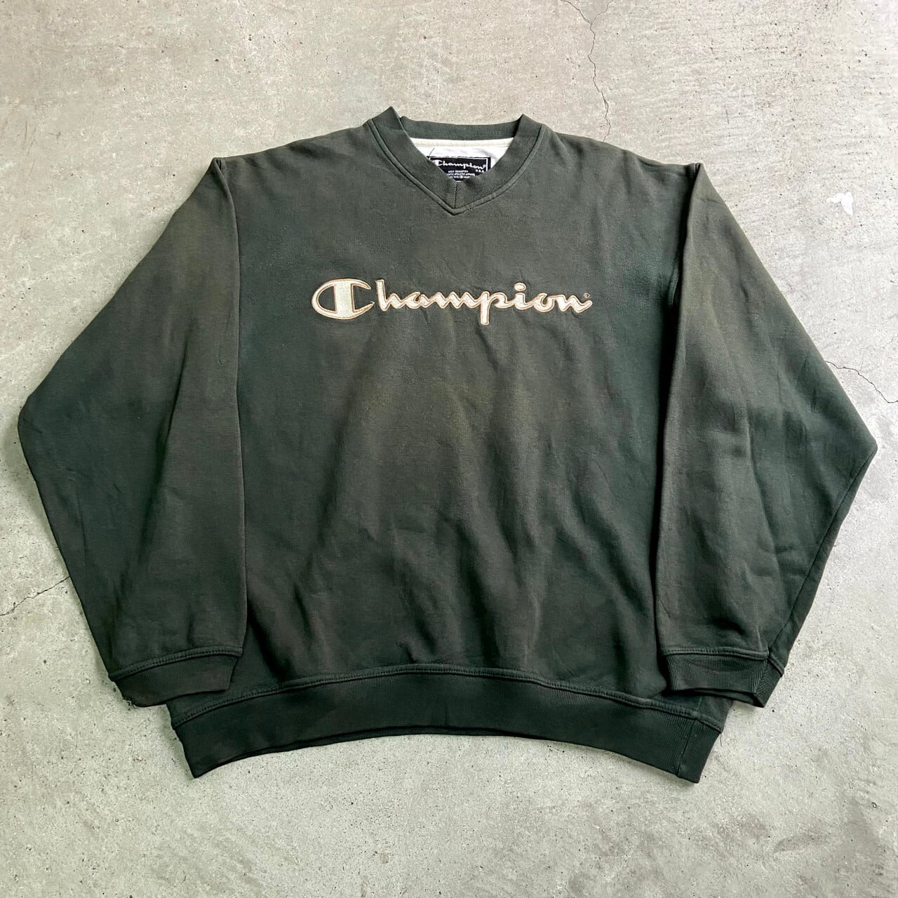 イタリア製 Champion チャンピオン フロントビッグロゴ刺繍 メンズM 古着 Vネック スウェット トレーナー グリーン 緑色  【スウェット】【CS2211-40】【CS2301-40】【SW20】【AN20】 | cave 古着屋【公式】古着通販サイト