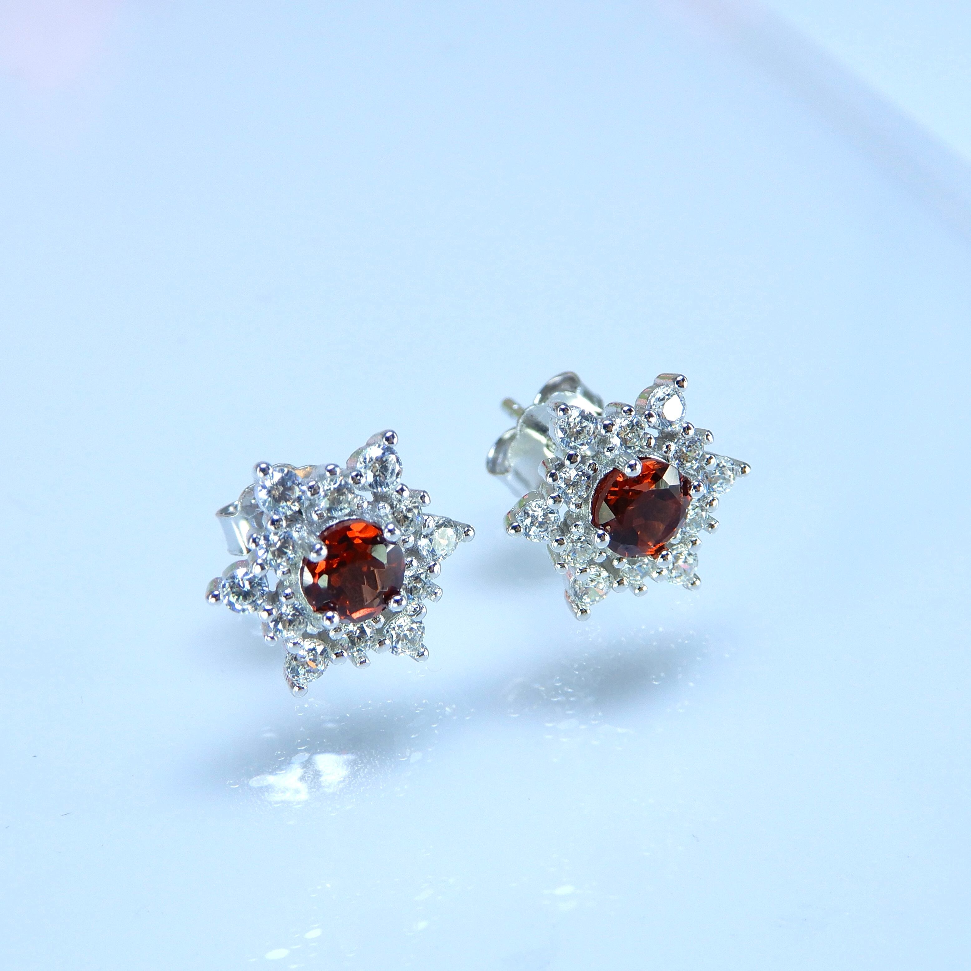 氷の結晶ピアス♦︎ガーネット♦︎WGカラー