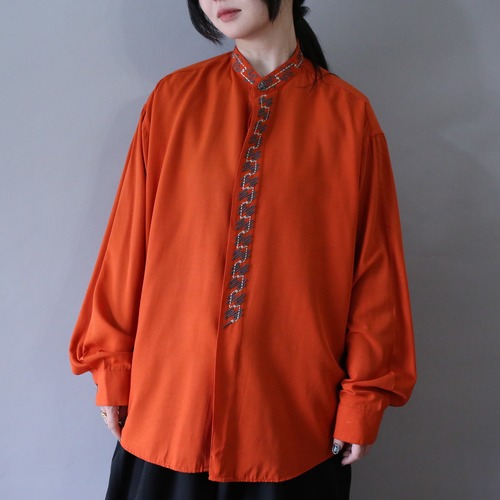 "刺繍" band collar and fry-front design good coloring shirt