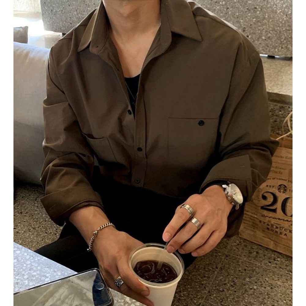 10月上旬のメンズコーデ。ゆるいシルエットのシャツ1枚