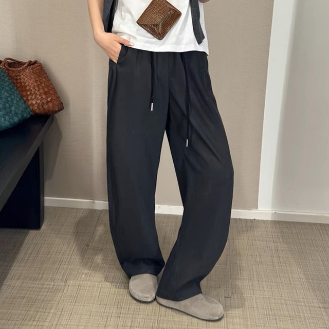 ボトムス パンツ カジュアルパンツ ゆったり リラックスパンツ イージーパンツ ストレート ワイド 春 夏 フルレングス ワイドレッグ ポケット ドロスト ウエストゴム グレー 灰色 ライトグレー 無地 S 大きめ 大学 外遊び 外出 体型カバー スニーカーコーデ 普段使い 日常使い 楽ちん 若見え 着回し ベーシック シンプル ナチュラル カジュアル ルーズ マニッシュ クール メンズライク スポーティ ボーイッシュ ラフ 爽やか 学生 10代 20代 30代 40代 女子会 休日 通学用 お出かけ
