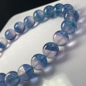 01.スカイブルー×カラーレスバイカラーフローライトブレスレット