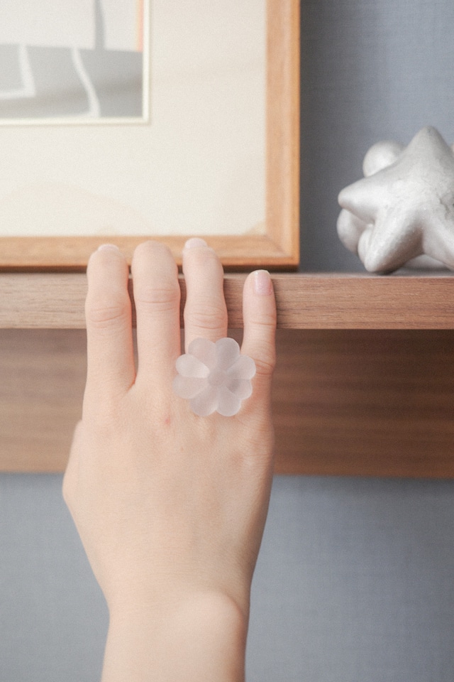 やさしいお花の指輪(くもり)