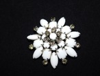 白色のブローチ（ビンテージ ）white color vintage brooch