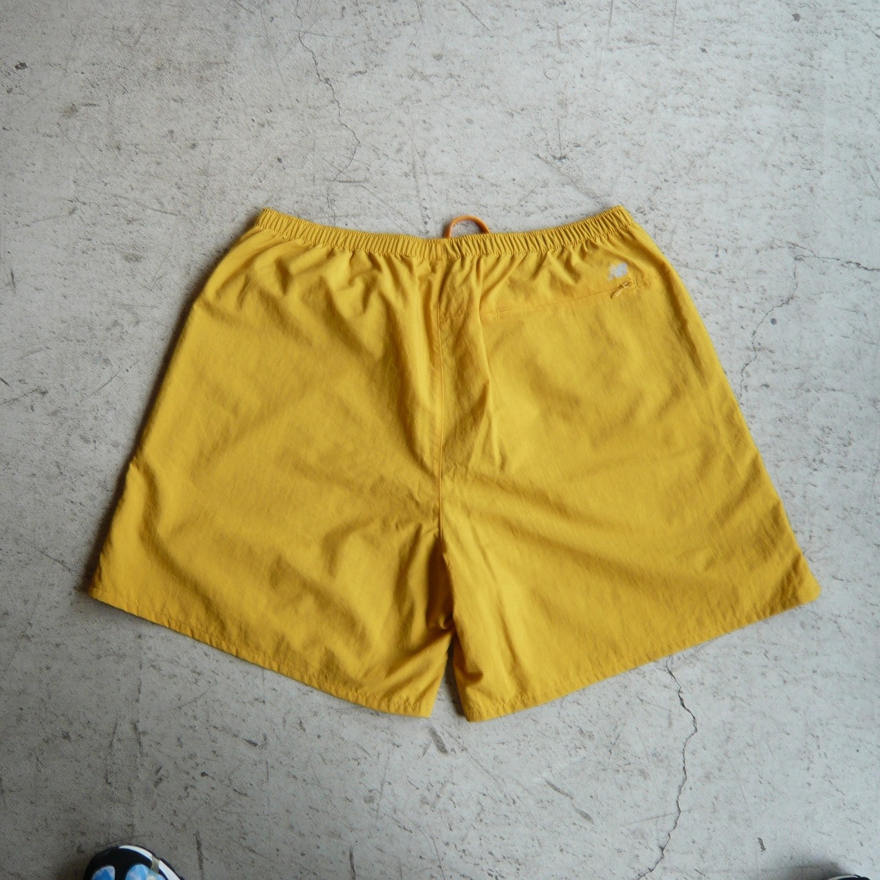 new balance ナイロンイージーショーツ イエロー