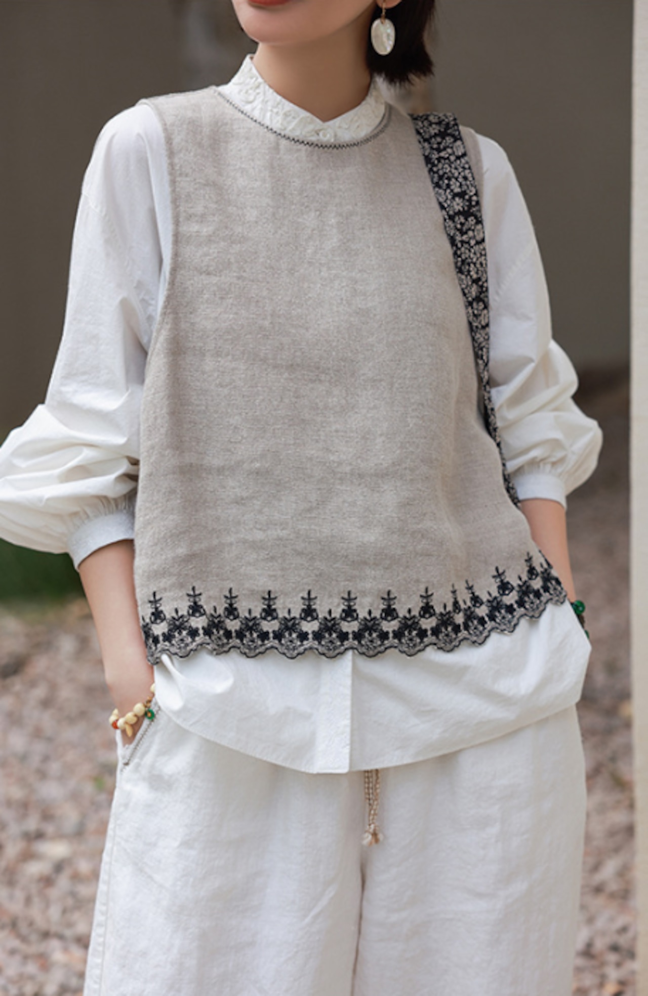 裾刺繍リネンベスト