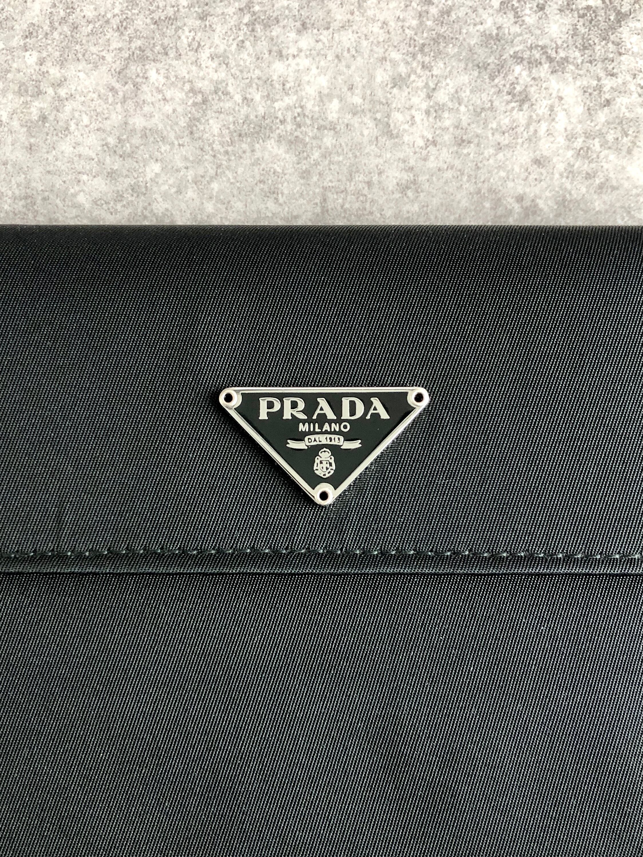 PRADA プラダ 財布 ブラック トライアングルロゴ ナイロン 三つ折り