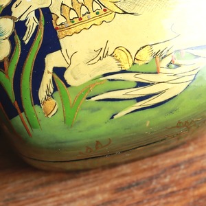 お花畑でのんびり休むユニコーンのペーパーマッシュ