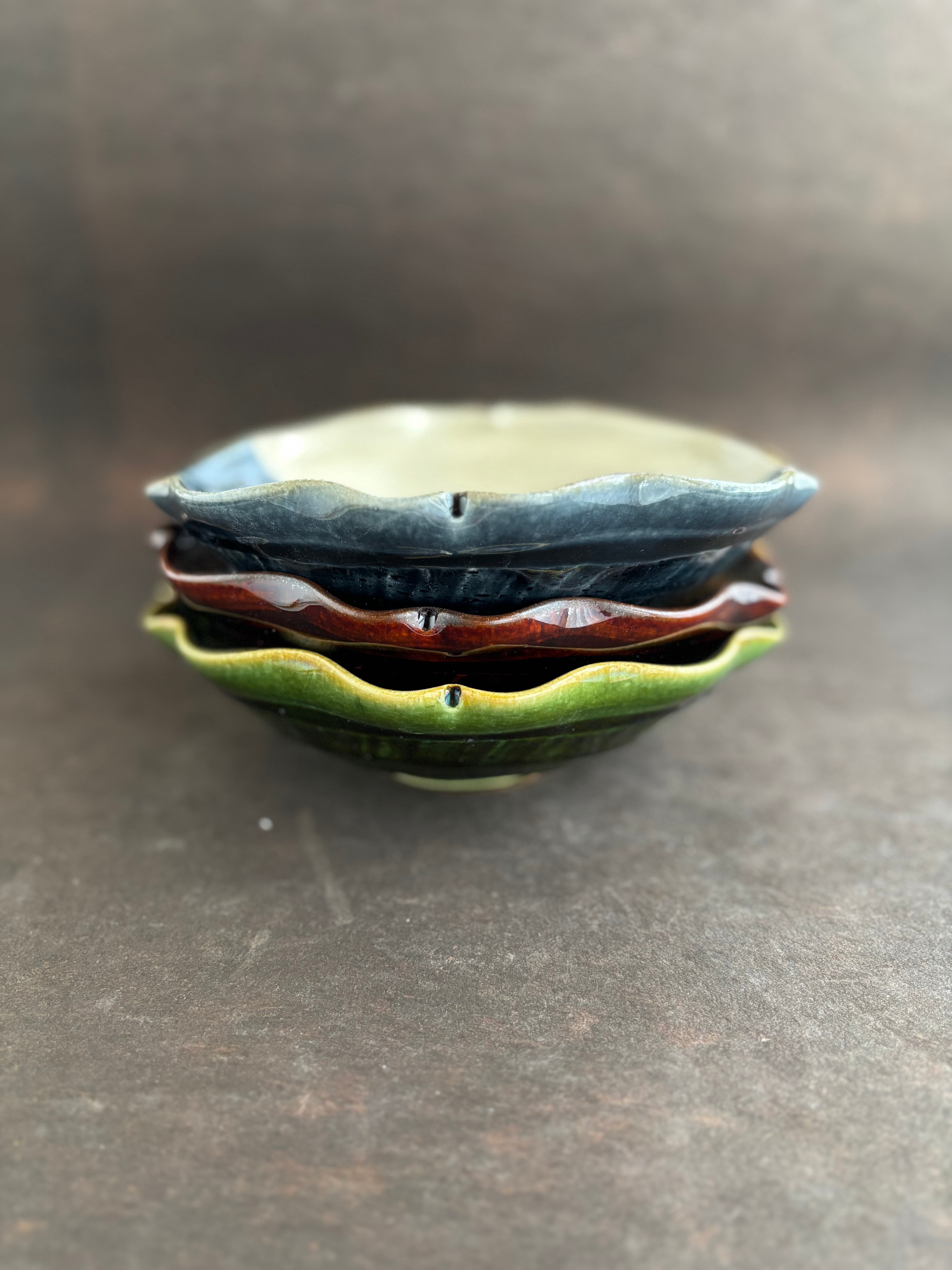 土和のルリエフ飴釉　お花形ひらひら鉢