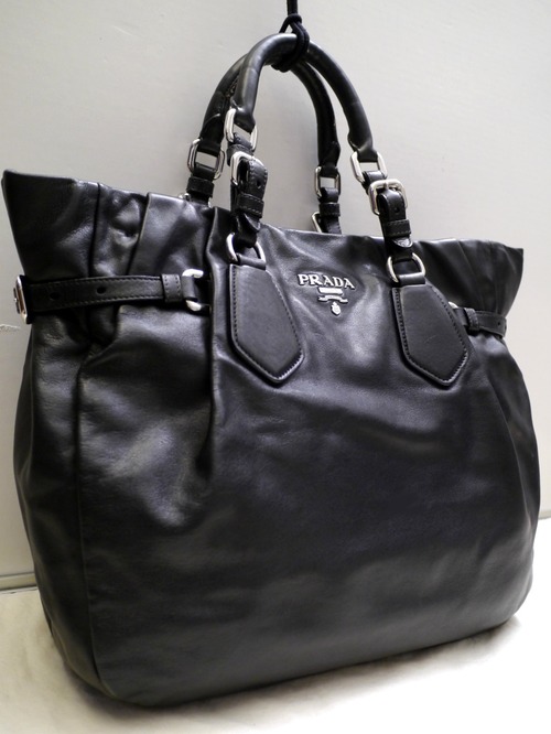 美品◆PRADA プラダ A4対応ビジネス可 ナッパレザー トート ハンド バッグ 黒◆ PRADAロゴが主張する高級感漂う希少な大容量トートモデル♪