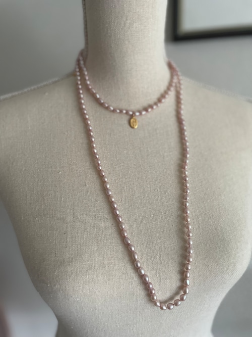 pink long pearl necklace with メダイ pink long pearl necklace with メダイ