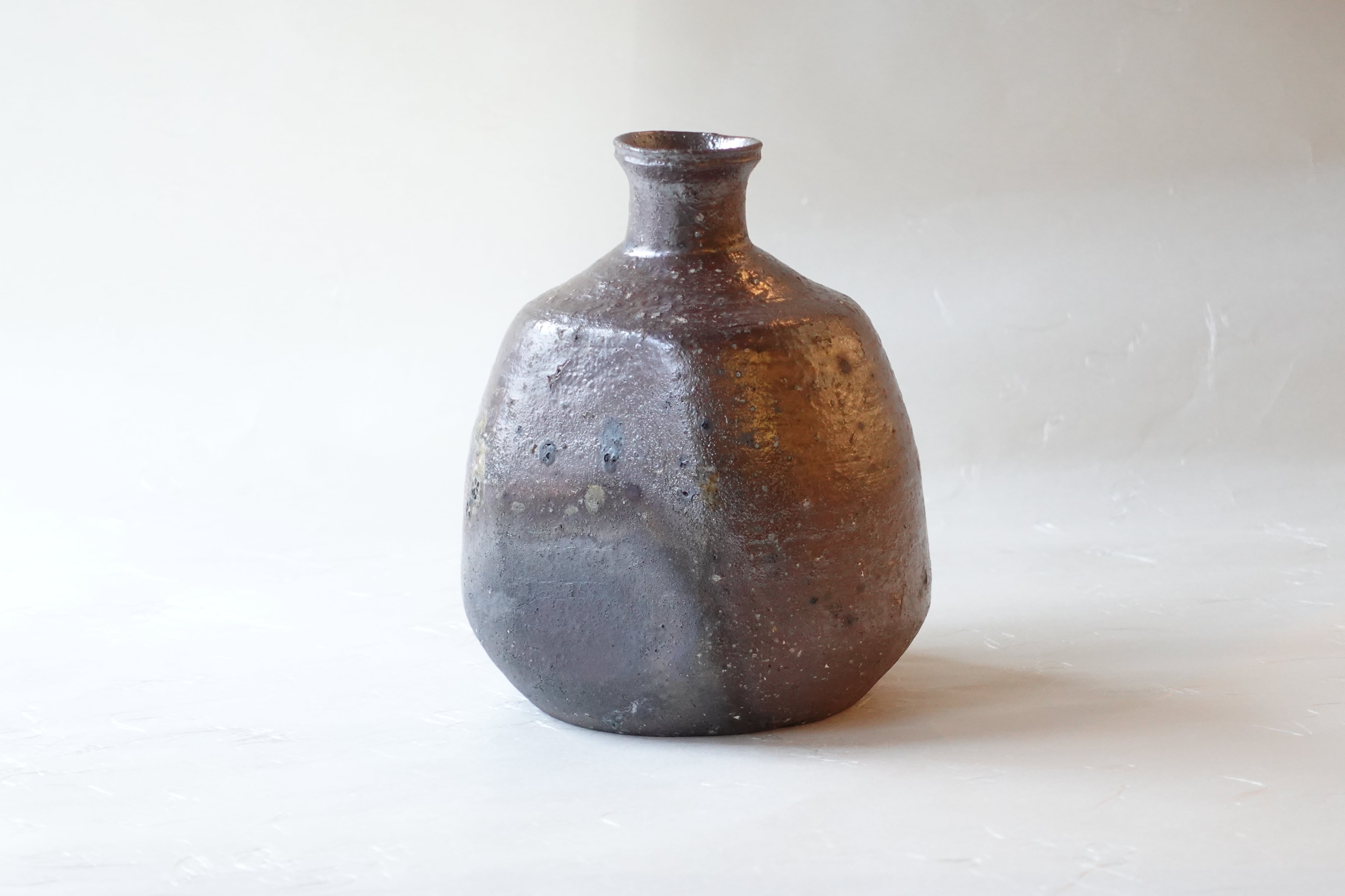 信楽焼 手作り 花瓶 高さ約22cm 巾底約8.2cm 口元巾約6.8cm 信楽焼 手作り 花瓶 高さ約22cm 巾底約8.2cm 口元巾約6.8