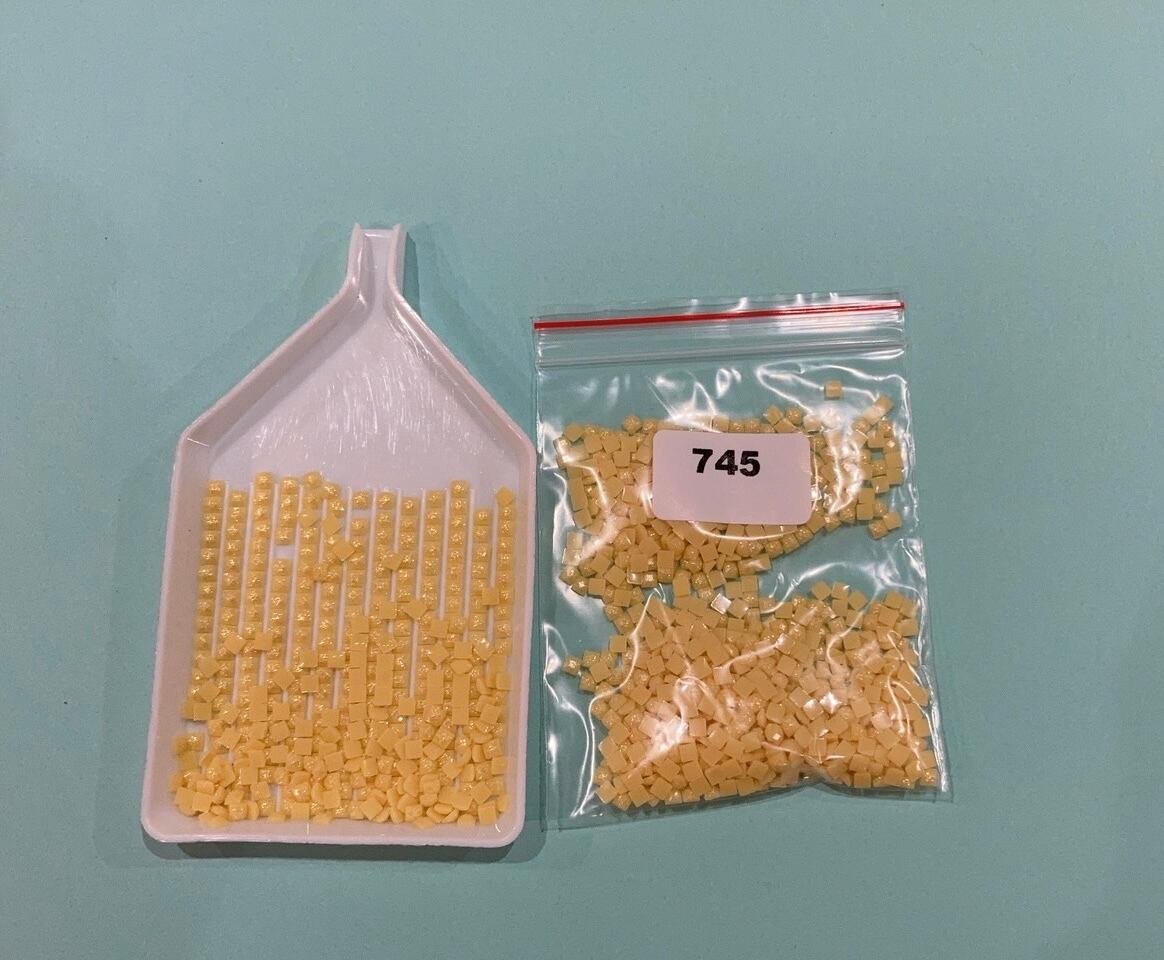 【745番】フェアリーダストビーズ⭐︎四角(square)ビーズ 5g入り