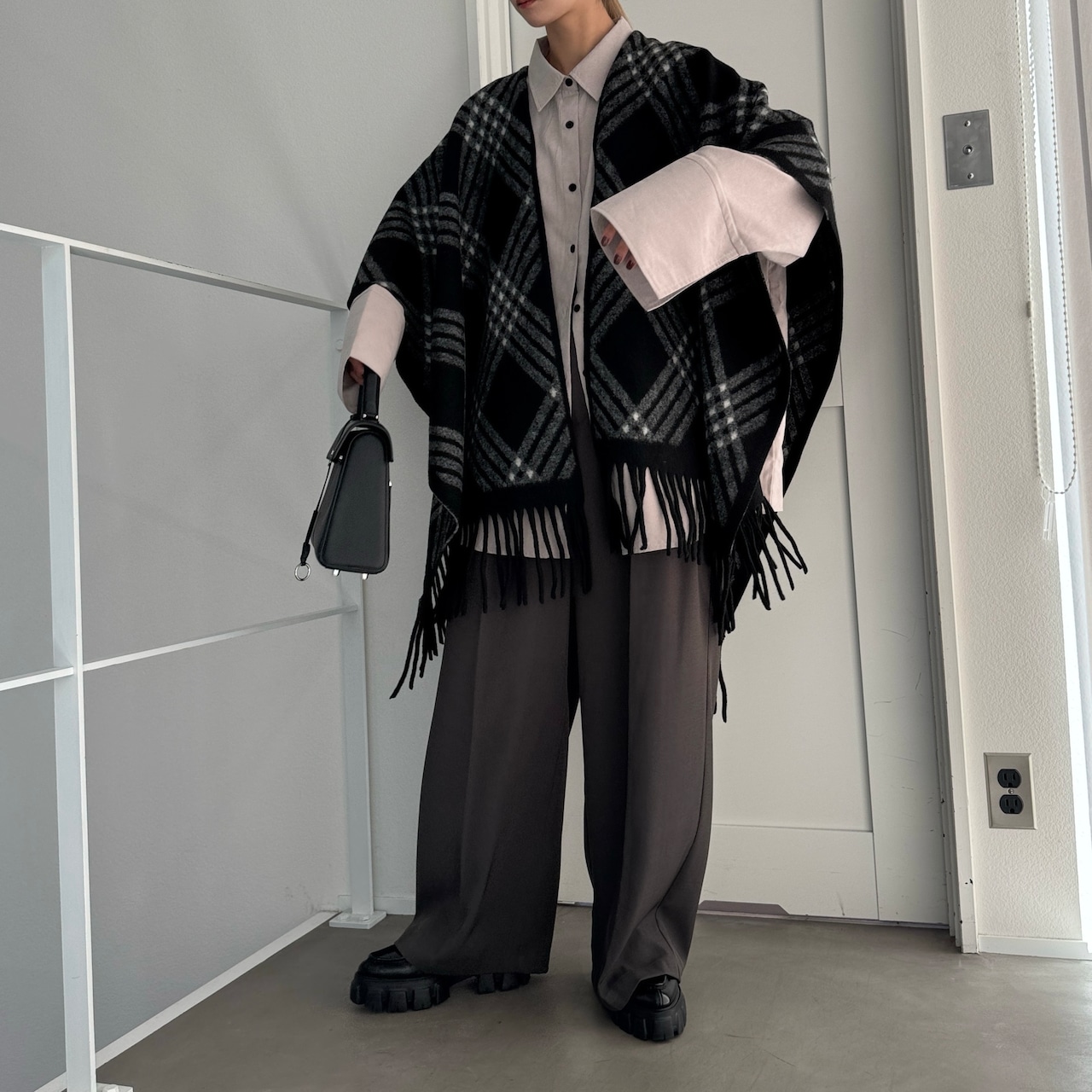 大判チェック柄ストールポンチョ/ブラック