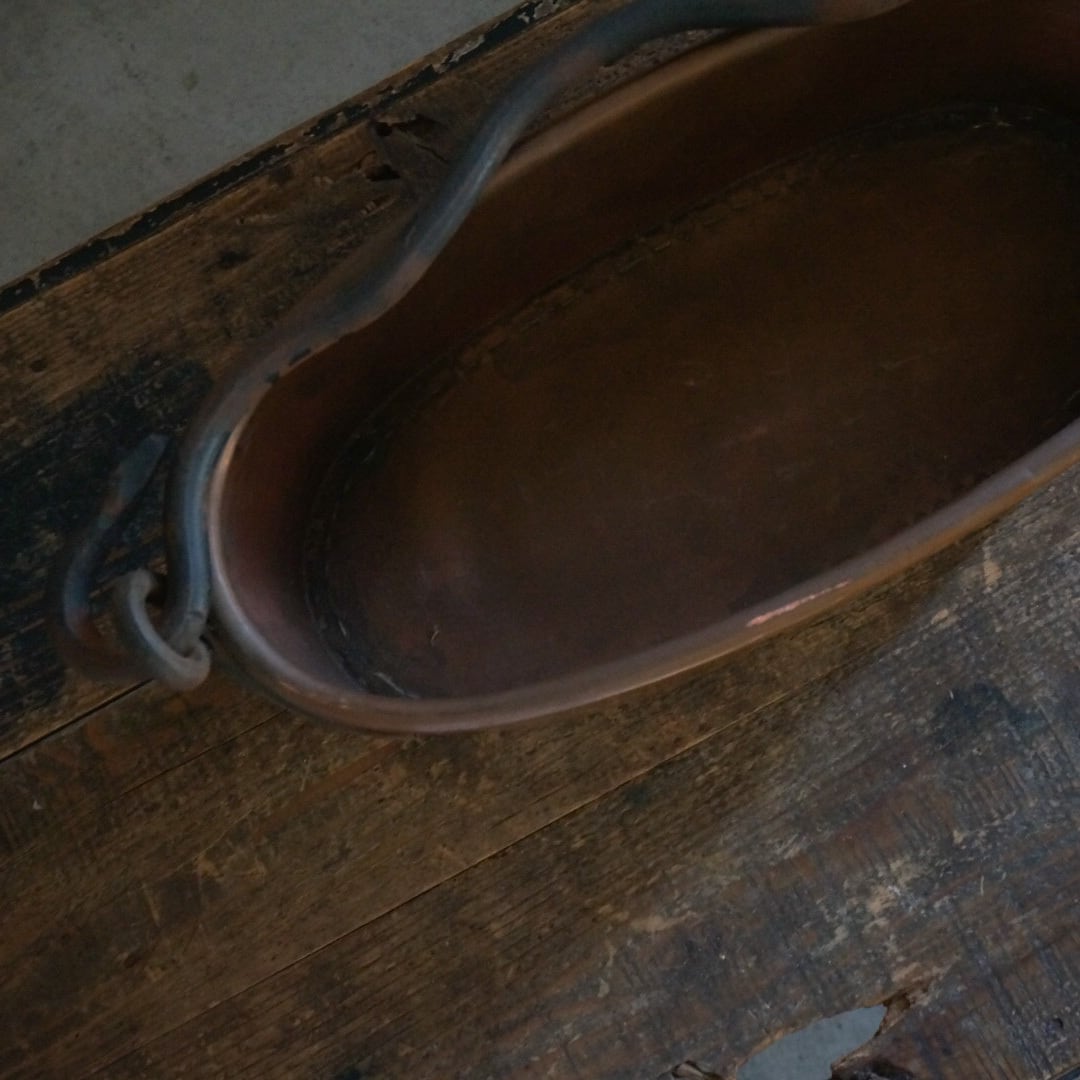 古いフランスの銅プランター