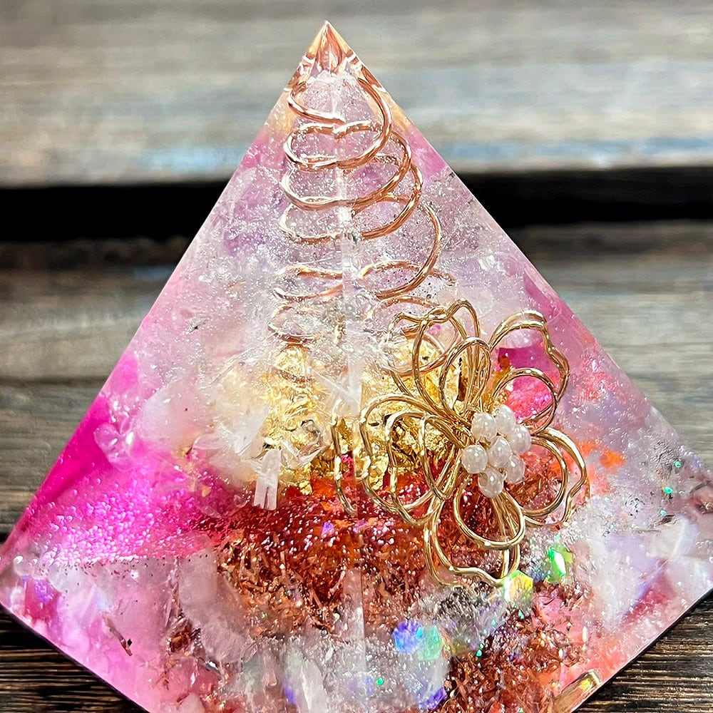 1点物】ピラミッド型オルゴナイト 桜 ローズクォーツ 高さ6