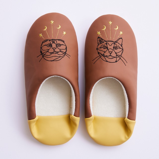 +HAyU （プラスハユ） 刺繍合皮バブーシュ ルームシューズ / cat star ブラウン CJG-1084