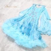 社交ダンス 衣装 スタンダードドレス ワンピース ドレス フロート レース 水色 フリル レース デモ 競技 ダンス パーティ 発表会 シルバー ブルー系 フロート さわやか イベント用 ダンス衣装 エレガント パフォーマンス