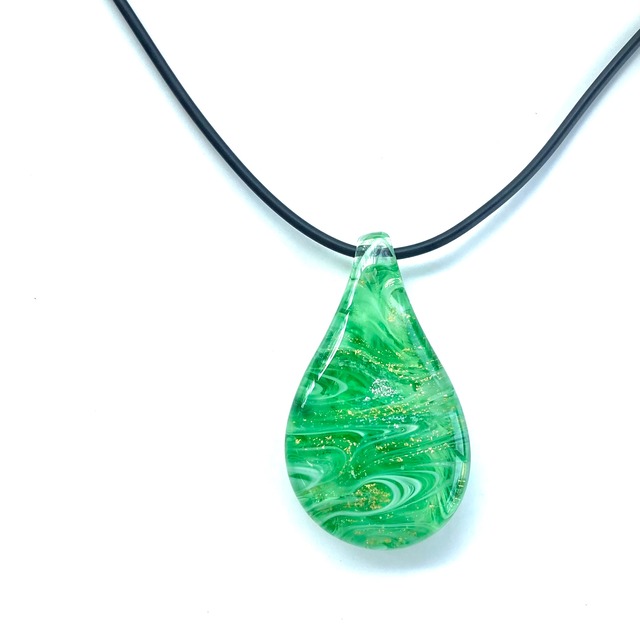 エメラルドグリーンと金箔のペンダント