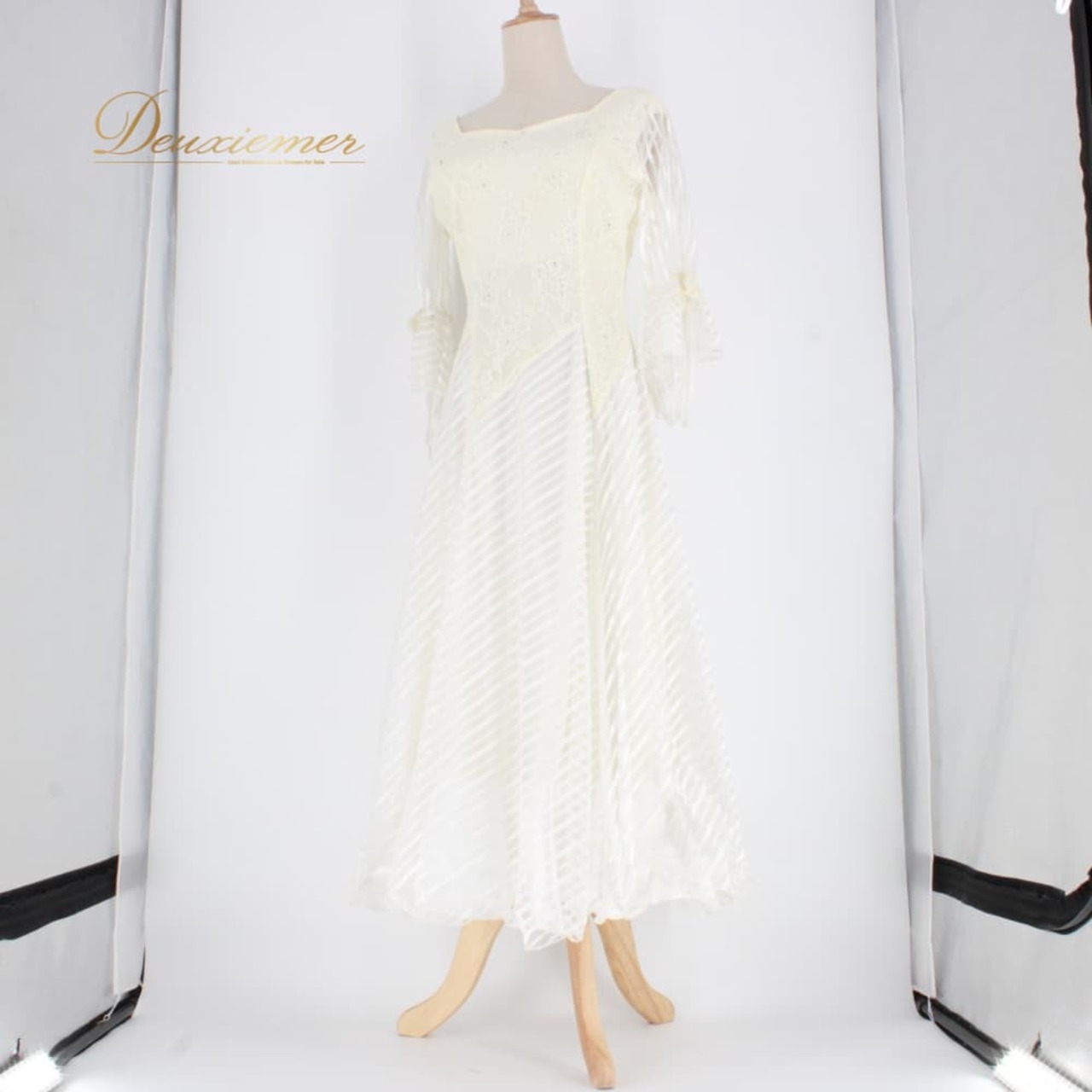 社交ダンス 衣装 prima boutique プリマブティック ドレス スタンダード ホワイト系 白 リボン ストライプ 花柄 レース ボーダー ラインストーン 社交ダンスドレス レディース 白系 フラワーレース 花柄レース レースワンピース スタンダードドレス 袖付き 長袖 袖口リボン 斜めストライプ 光る スカート フレア パーティー衣装 発表会衣装 舞台衣装 演奏会衣装 ダンス衣装 フォーマル シンプル 上品 伸縮素材 ポリエステル100% 背面ファスナー