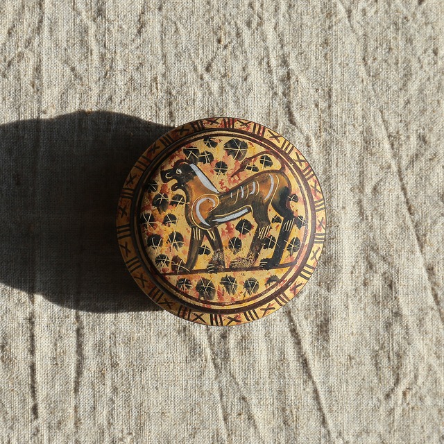 ギリシャからやってきた、陶器の小物入れ