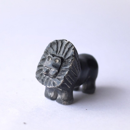 黒い石のライオン　石の彫刻　ライオン　刻印 K
