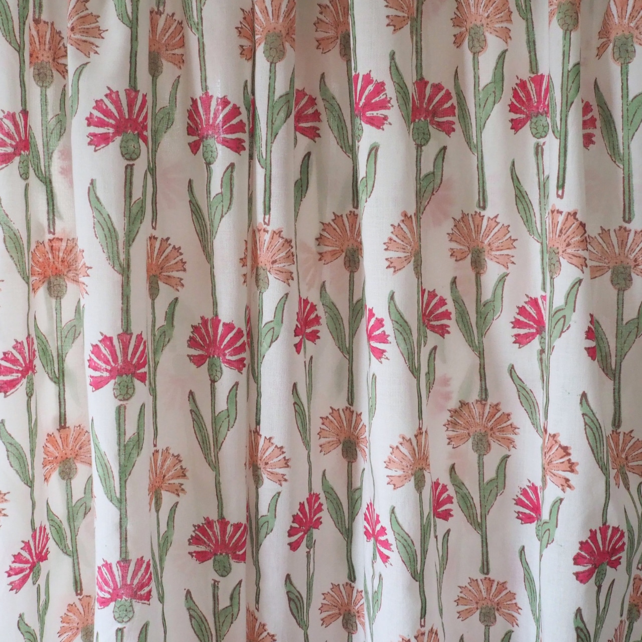 ブロックプリント生地【50cm単位】インド綿 片耳デザイン付き 花柄A 白×赤×ピンク #54822-WT1