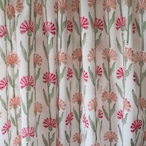 ブロックプリント生地【50cm単位】インド綿 片耳デザイン付き 花柄A 白×赤×ピンク #54822-WT1