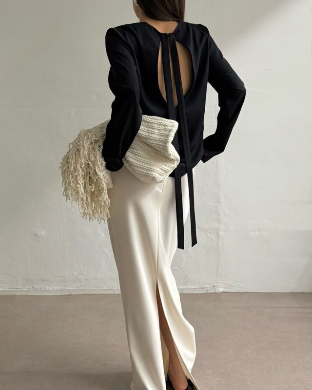 バックオープンリボンデザインブラウス