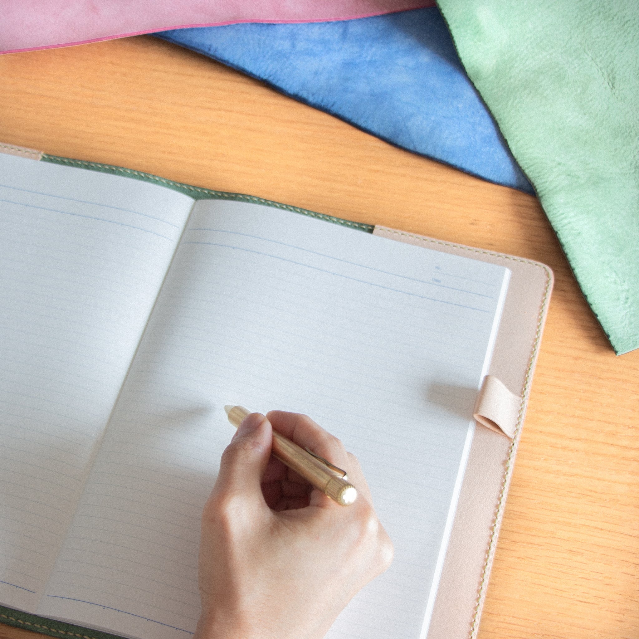 B5サイズ〕気まぐれレザーの本革ノートカバー《名入れ対応