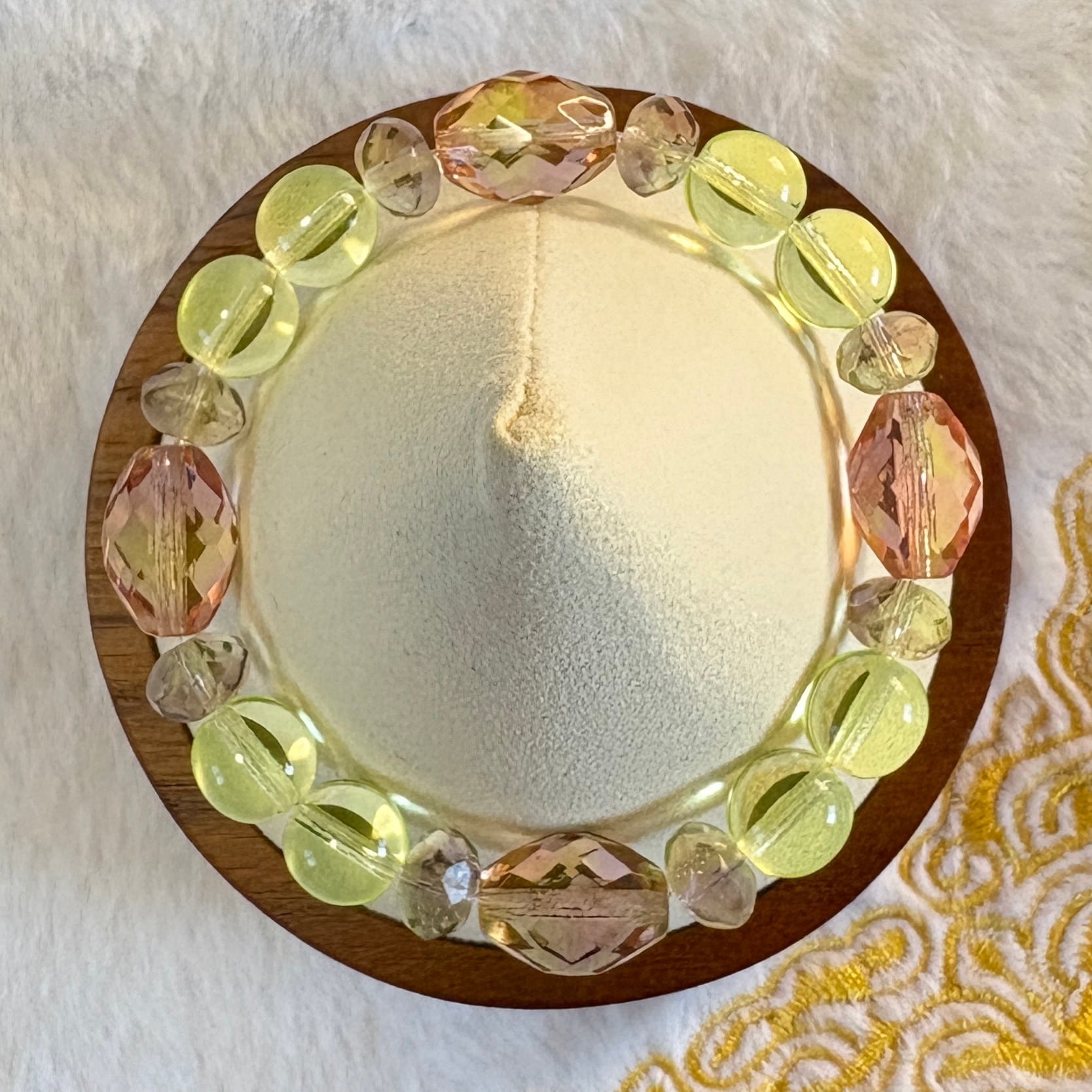 【一点もの】チェコ産ウランガラス ブレスレット｜琥珀光の輪｜鑑賞用UVライト付