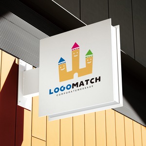 可愛らしいお城の山のロゴ