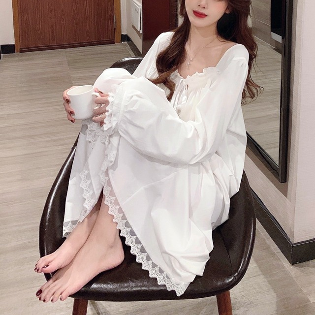 【送料無料】ルームウェア レディース ワンピース 部屋着 ネグリジェ 寝間着 ロングワンピース ロングスカート パフスリーブ 長袖 レース スクエアネック リボン おしゃれ 大人可愛い 長袖 ギャザー レトロ ガーリー エレガント 清楚 モテ きれいめ ゆったり 襟なし 白 ホワイト 大人かわいい こなれ感 インスタ映え アイテム 韓国 ファッション 大人カジュアル コーデ デート 学生 休日 お泊り 旅行 主役級 10代 20代 30代 春 秋トレンド 抜け感 オシャレ 高級感 リラックス db1561