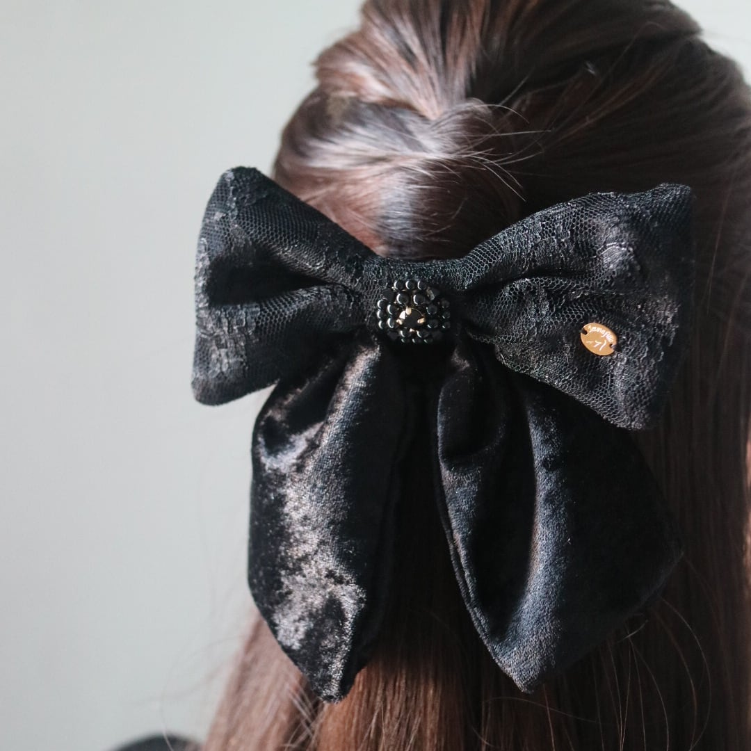 静かな強さを纏う、シックな大人ベロアレースリボンクリップ - Noir Élégant(ノワール・エレガン)