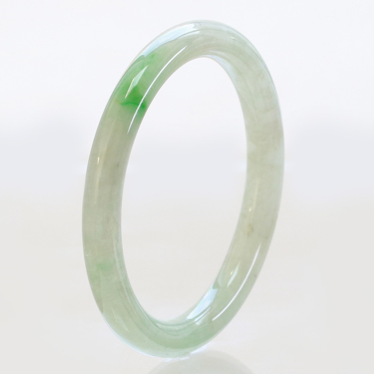【内径 約52mm】ワインポイントの緑が特徴的！バングル A貨翡翠 jd_bg1222