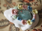 白いカエルと花飾り　ピンクッション（欠けあり） 画像16