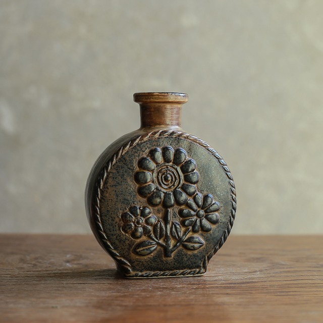 お花がかわいい、味わい深い陶器のフラワーベース