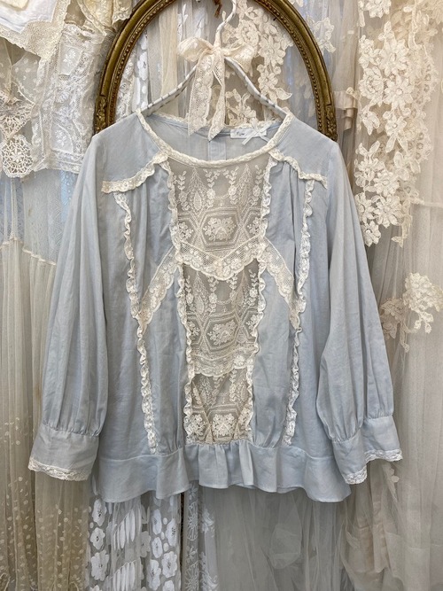 Lace blouse of the antique like ＊sax ＊