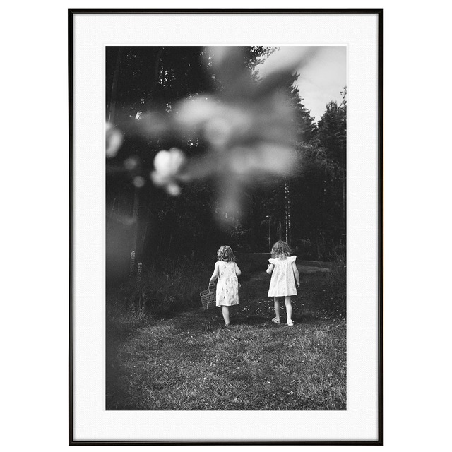 人物の写真 子供 公園を歩いている二人の女の子インテリアモノクロアートポスター額装 AS2171