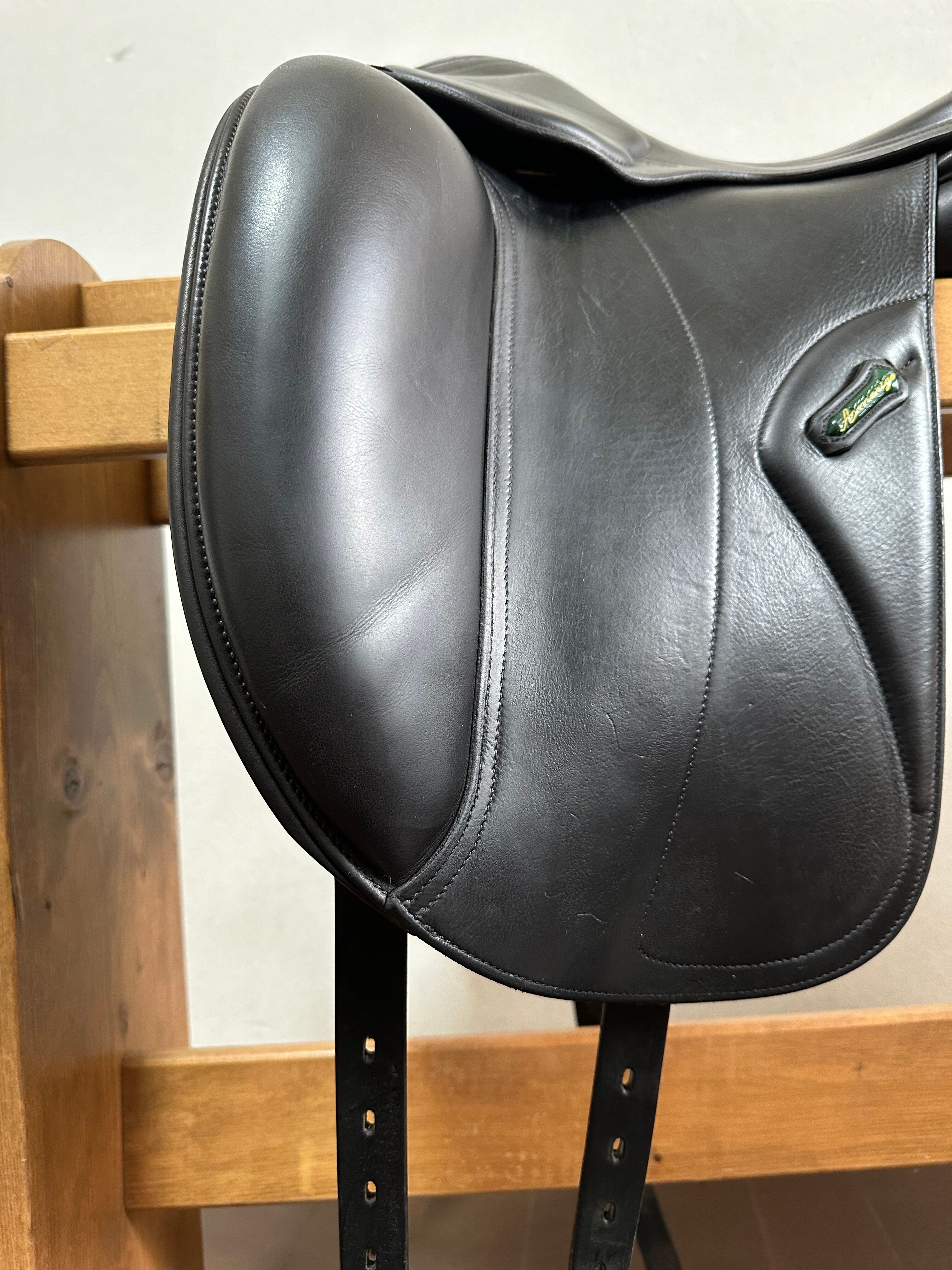 値下げしました。障害鞍 BD 酸っぱく 17.5インチ 腹帯付き 