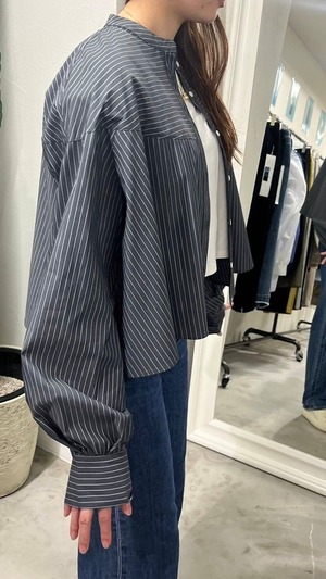 CYAN TOKYO ショート丈ブラウス No.510314  　カラー・ホワイト/白ストライプ/チャコール