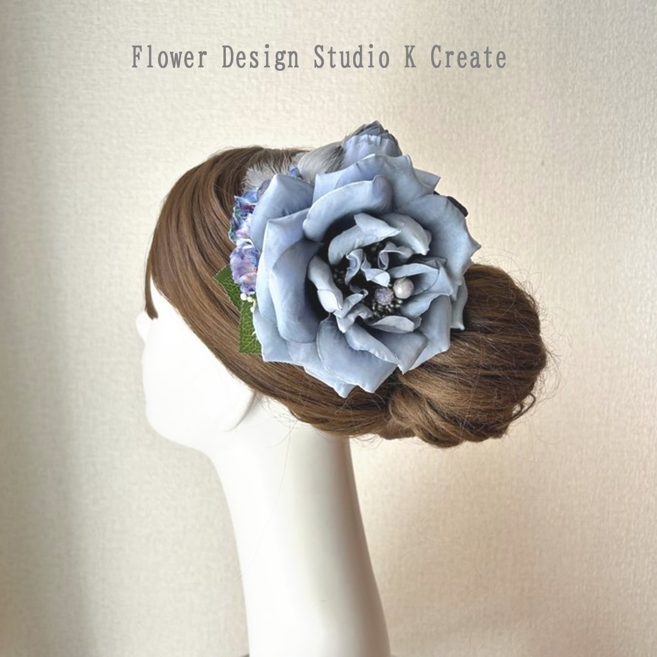 ブルーグレーの大輪の薔薇のヘアクリップ ブルー 青 くすみブルー アッシュブルー 羽 バラ ダンス 髪飾り フラメンコ フローレス フラメンコ小物 舞台 発表会 花飾り 頭飾り flamenco