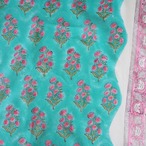 ブロックプリント生地【50cm単位】インド綿 片耳ボーダー付き 花柄A エメラルドグリーン×ピンク #19337-GR1【再入荷】